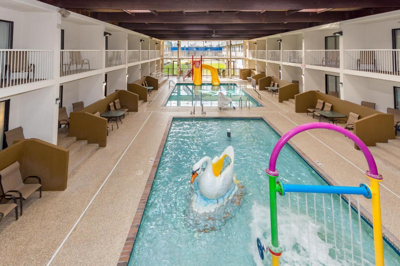 Ramada By Wyndham Plymouth Hotel & Conference Center Exteriér fotografie